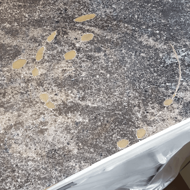 Opotřebovaný kuchyňský stůl před renovací